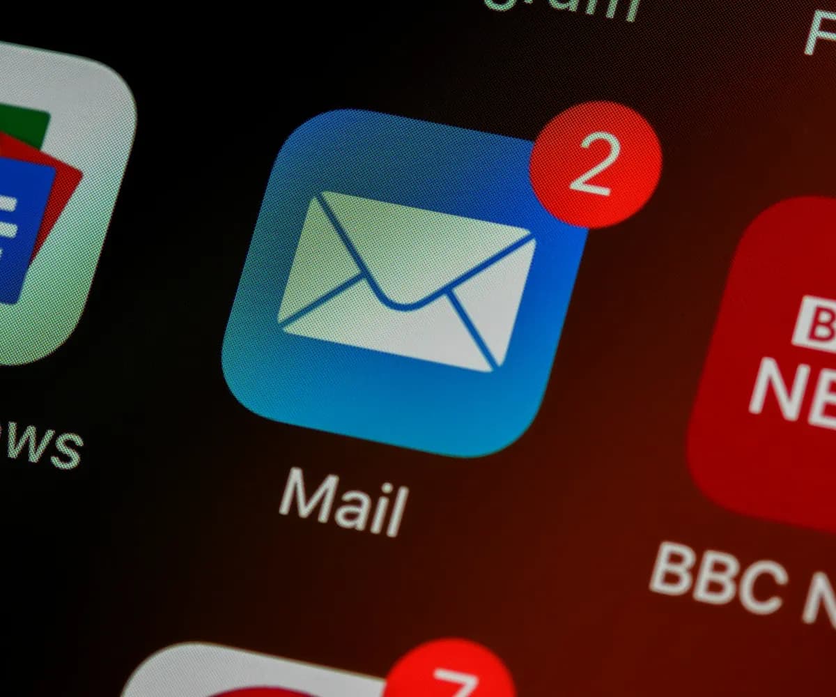 A mail application icon on a smartphone screen.